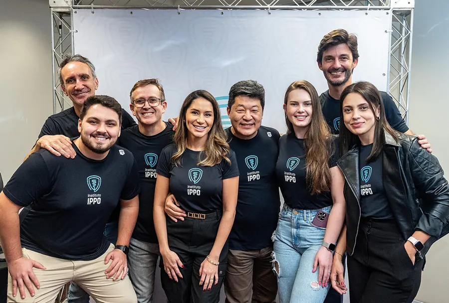 Equipe do Instituto IPPO reunida para uma foto em grupo com camisetas do instituto.