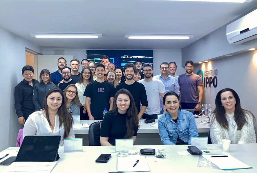 Foto de grupo com palestrantes, participantes e equipe do Instituto IPPO em sala de aula após um curso ou palestra.